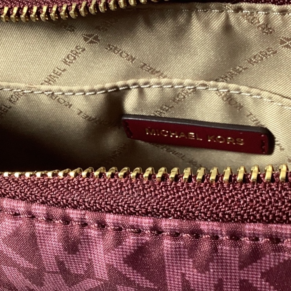 MICHAEL Michael Kors
Jet Set Medium Top Zip Pochette Crossbody Bag - Picture 9 of 11